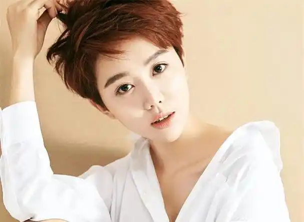 她被誉为"最美厨娘",并被汪苏泷公开展示为他心目中的理想女友.