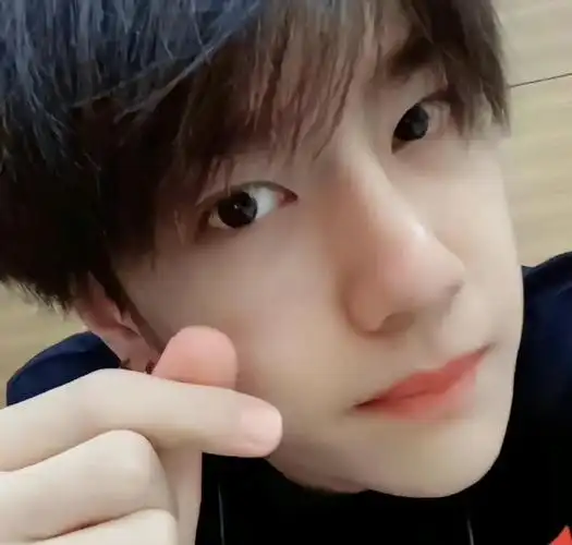 王一博终于晒自拍了