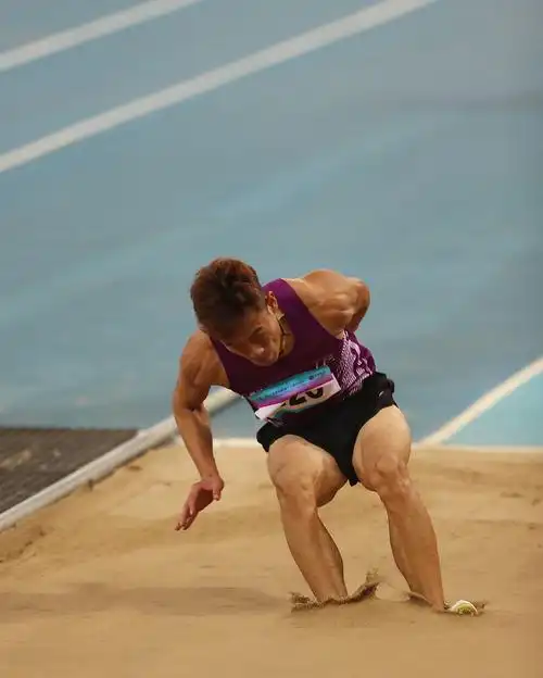 图为男子三级跳远决赛精彩瞬间.