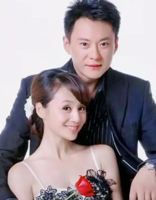 曹颖结婚26周年未办婚礼 晒婚纱照庆纪念日恩爱甜蜜|曹颖|纪念日快乐