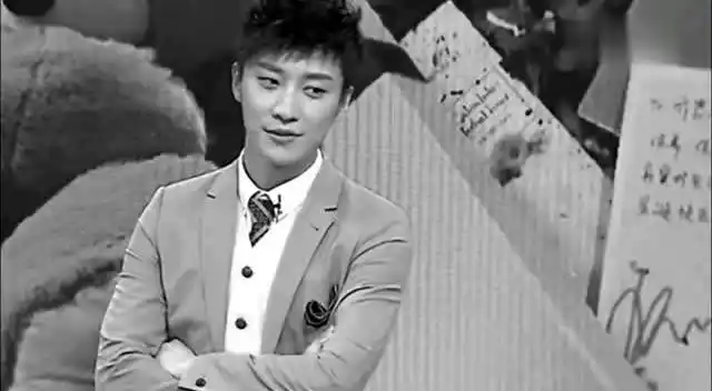 乔任梁生前经纪人辟谣:寿衣是我选的手肿所以遮!