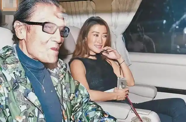 我们看如今的谢贤,虽然和自己的妻子离婚了很多年,但他们私下还是有
