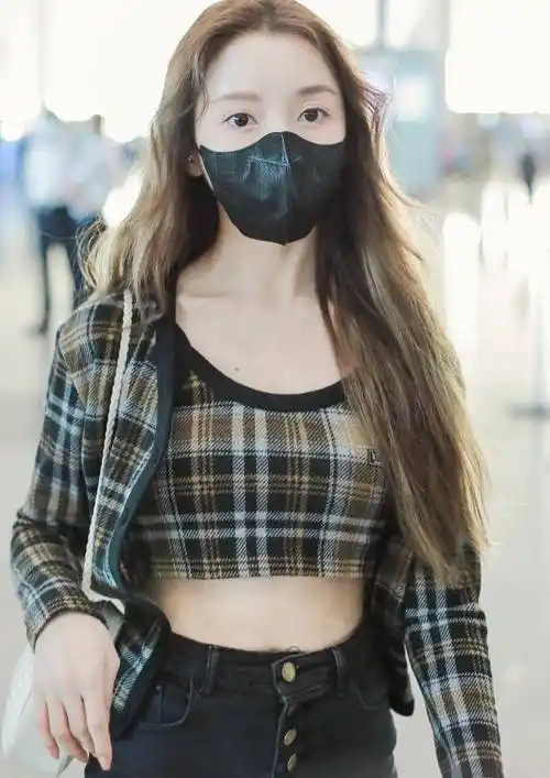 姜贞羽的样子蛮清新的,并且气质也很不错,而她的身材更是