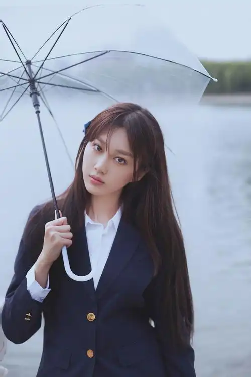 演员于子洋夏日校服写真释出 灵动清凉演绎少女奇思妙想