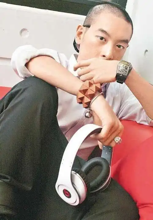 香港顶级富二代歌手差点娶了阿娇当老婆如今小有成就生活潇洒