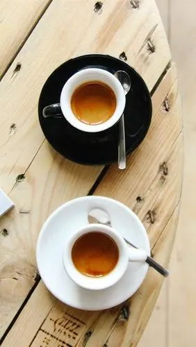 两杯咖啡,杂志,桌子 iphone 壁纸