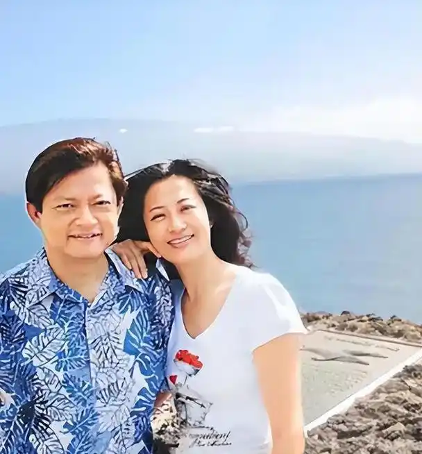 宣布再婚!知名歌唱家莫华伦豪宅曝光,30多岁娇妻晒合照身材丰满