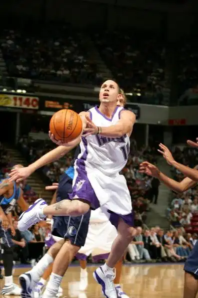 图文季前赛小牛9683国王毕比上篮轻松得手