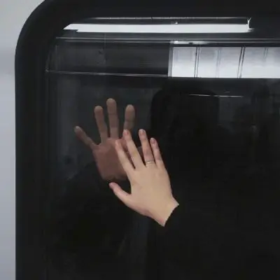 黑帅气男生头像色背景图个性羽毛