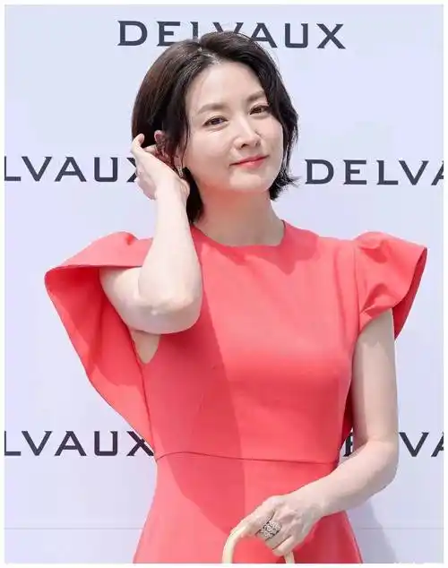 52岁李英爱新剪了短发年轻20岁,穿橙红色连衣裙,美得像换了个人_皮衣