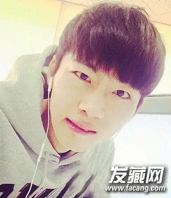 发型网 男生发型 男士短发发型 > 薄碎的空气感刘海发型 9款新潮短发