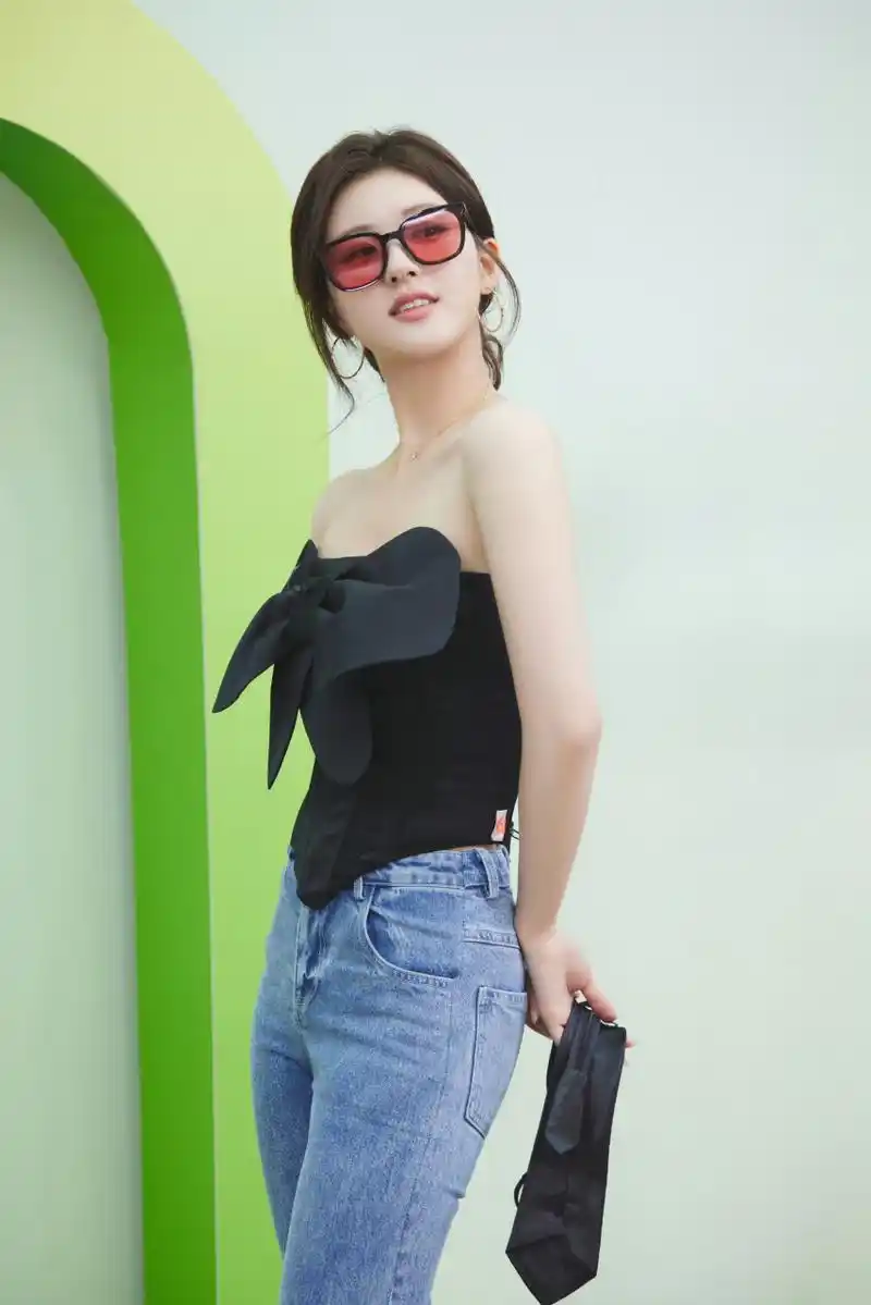 来丰富一下赵露思的高清壁纸