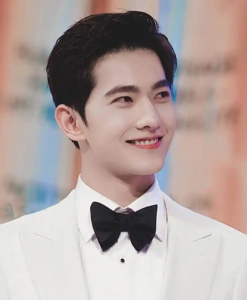 男明星大背头发型,易烊千玺高冷,蔡徐坤霸气,最帅是他