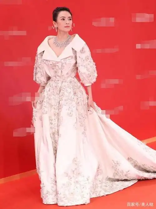 章子怡为了凹造型真拼!真空穿蕾丝薄纱裙,"昂首挺胸"好惊艳