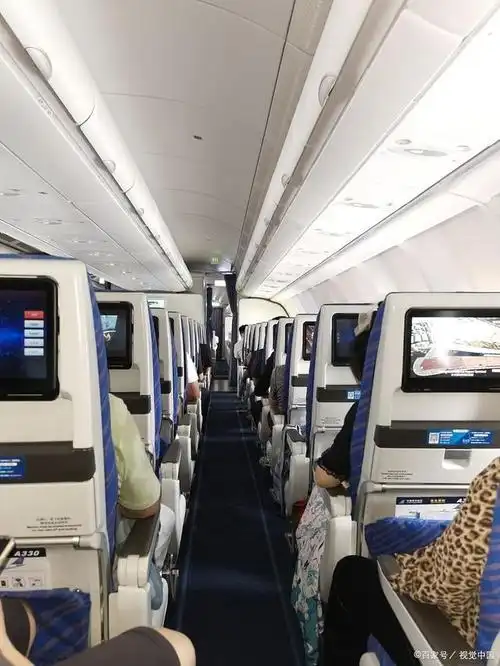 对于经济舱的乘客来说,选座时需要考虑空间,舒适度,安静程度,平稳度等