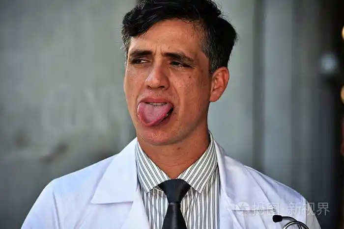 男性医生伸出舌头