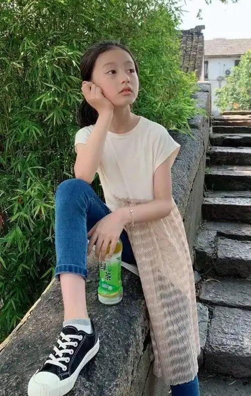 最美童星裴佳欣才10岁,能把紧身裤穿到透光,这样的腿细爆了_时尚_牛仔