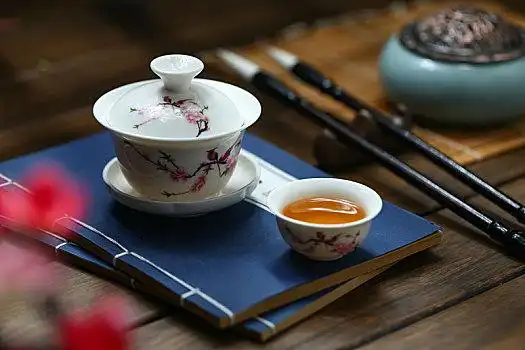 盖碗茶杯,毛笔和线装书