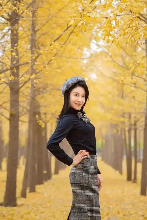 中年女士,拍照姿势这样摆,自然好看,又有气质美