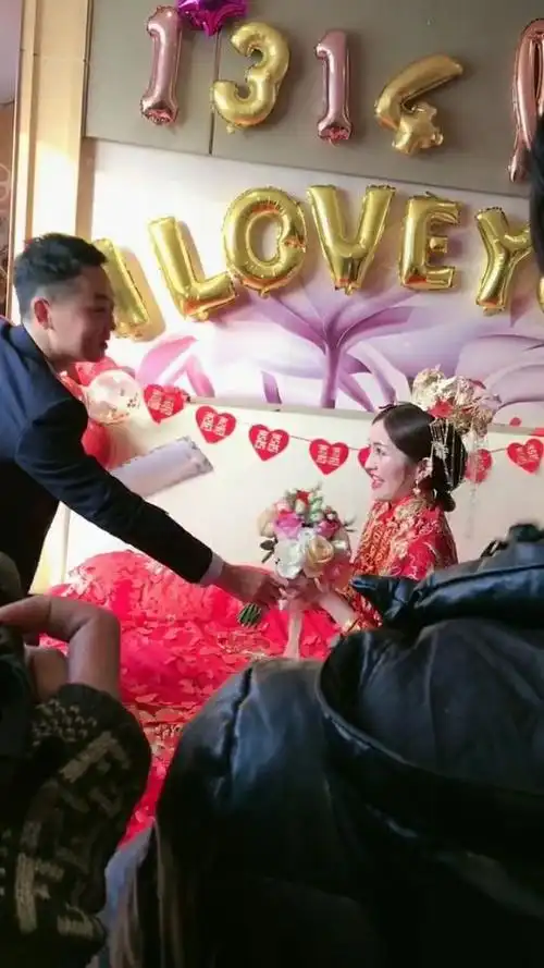 新郎来新娘家接亲,这个场景真是太让人羡慕了.