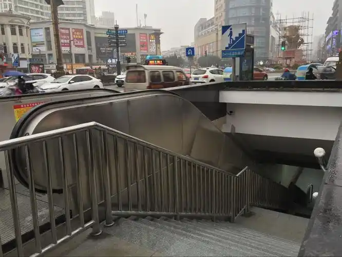 还是觉得五星花园人行隧道口加个顶盖好些 反正多的钱都花了