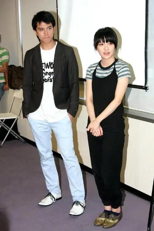 郭采洁首次携男友走机场,小5岁男友身材五五分,弯腰驼背超颓废|短发|