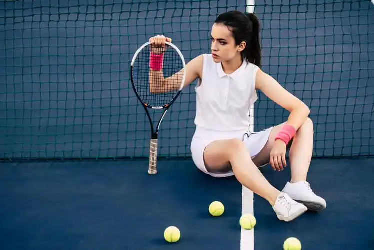 体育年轻妇女在网球场女网球运动员