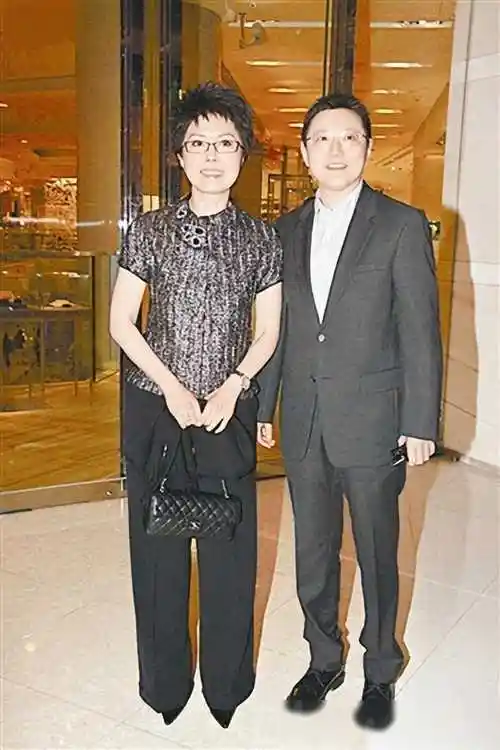 关菊英与同性爱人首次公开亮相,手包彰显贵气,恩爱十几年!