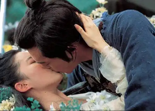 四小花旦吻技比拼