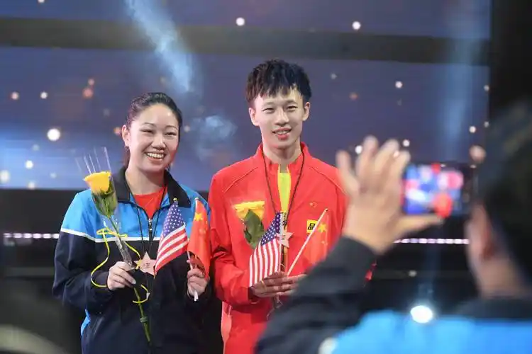 乒乓球——世乒赛:混双颁奖仪式_中美混双跨国组合获世乒赛铜牌_新华