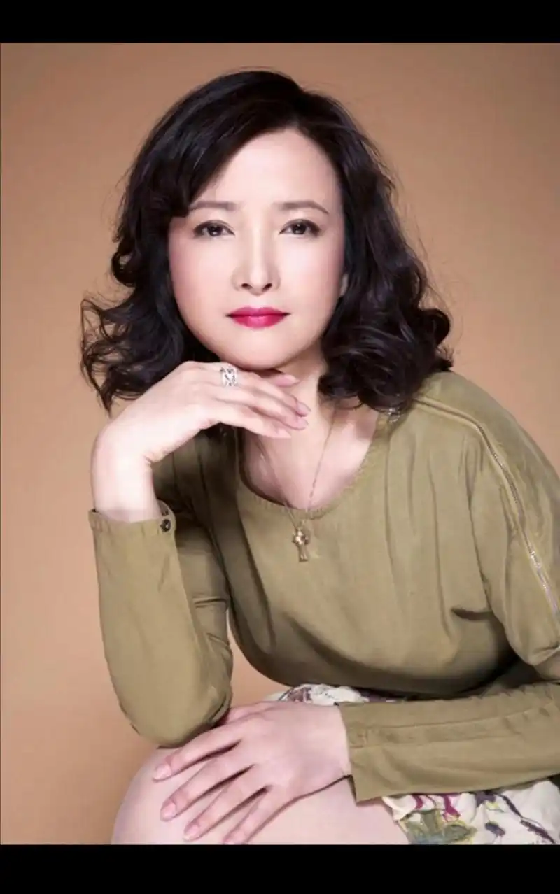 身高164厘米,毕业于浙江昆剧团,中国内地女演员.