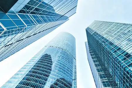 要钢浅蓝色背景的玻璃高高层建筑未来的摩天大楼商业现代城市的全景和