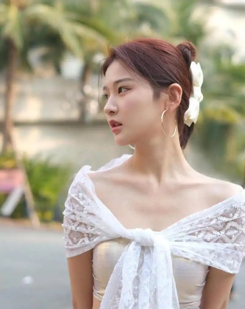 肤白如玉,像阳春三月拂面而来的怡人清风