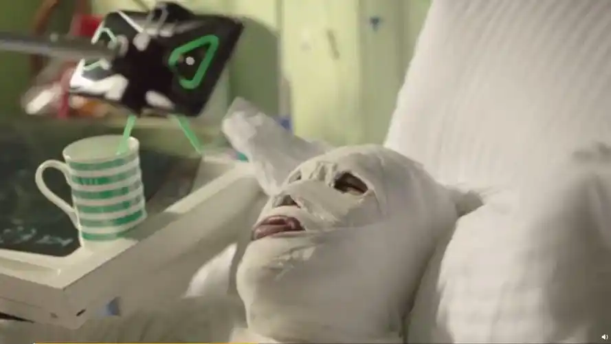 上图所示在床上躺着一个全身绑着绷带的人,他的双手双脚都被绷带缠上