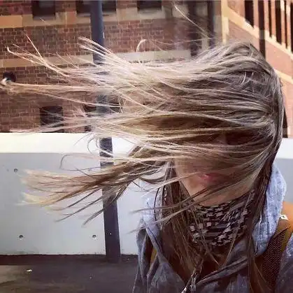 120km/h妖风暴袭全澳!机场乱成粥!建筑被吹烂