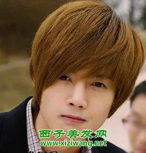 乐观开朗的金贤重的这款栗子头把他的前额全都包裹在头发里了,让他看