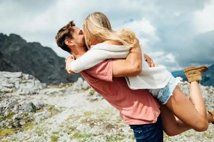 6种拥抱方式看情侣的深爱指数