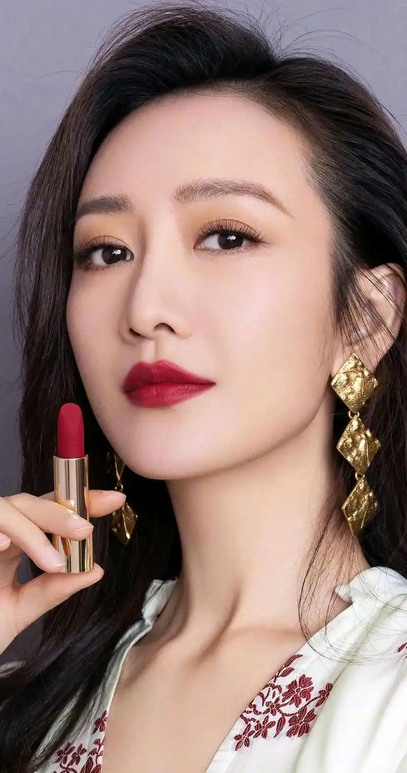 王鸥五官端正气质佳,冰肌玉肤,苗条妩媚