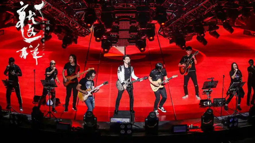 汪峰就这样巡演首演狂获赞 四面台摇滚现场很震撼