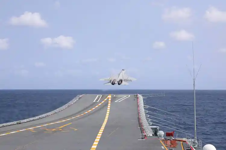 这是演练前夜参演火箭军某部在进行转载导弹训练(4月7日摄).