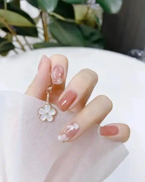 指甲图片美甲款式(春日美甲时髦显白拿图去做)