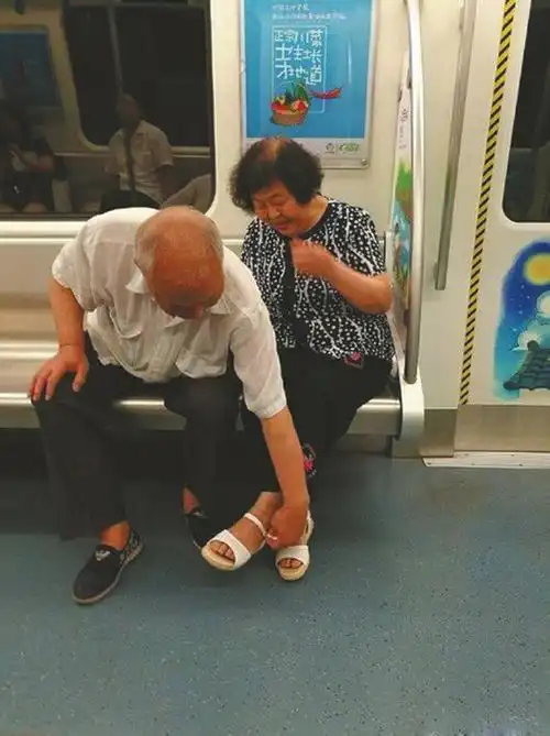 成都地铁现暖心一幕 敦厚"手枕头"感动网友:全方位发扬了耙耳朵精神!