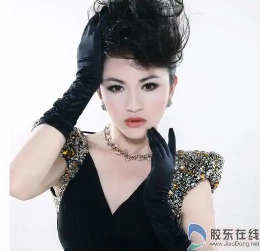 邹开云女装照(资料图)