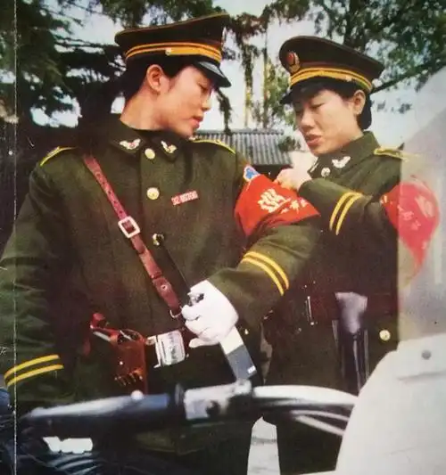 弄潮儿1995年天安门广场首次出现女巡警佩戴贝雷帽执勤