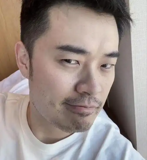 陈赫康复后胡子拉碴脸部消瘦帅气许多发声感谢张子萱