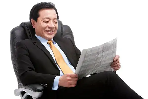 中年商务人士坐在老板椅上