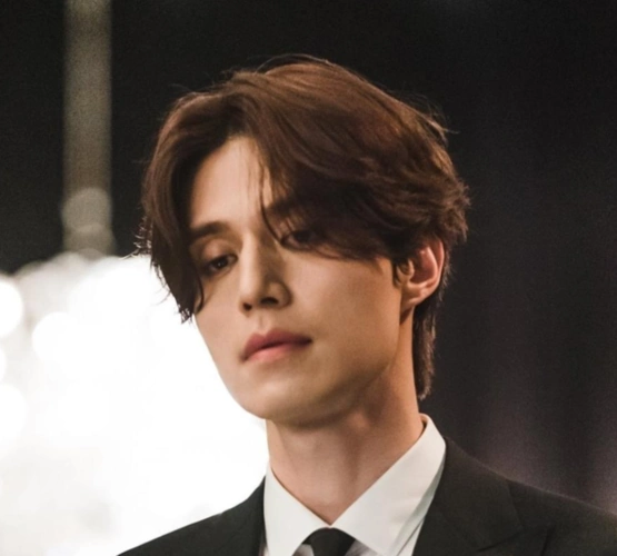 《九尾狐传》第二集开篇部分,李栋旭饰演的李然,一身古时打扮,红衣