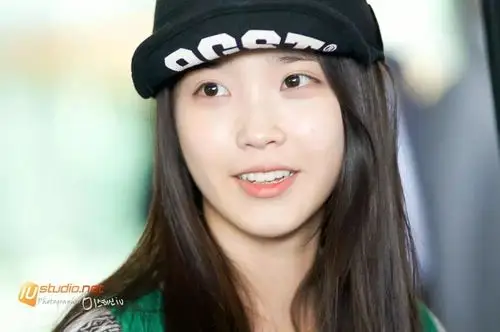 iu一心想要成为歌手,曾先后参加20次练习生选拔,却都因为长得比较胖而