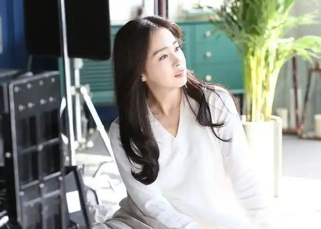 然而,美好的时光总是短暂的,当金泰熙步入大学校园时,一种前所未有的