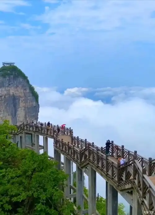 天门山景区木质悬空栈道